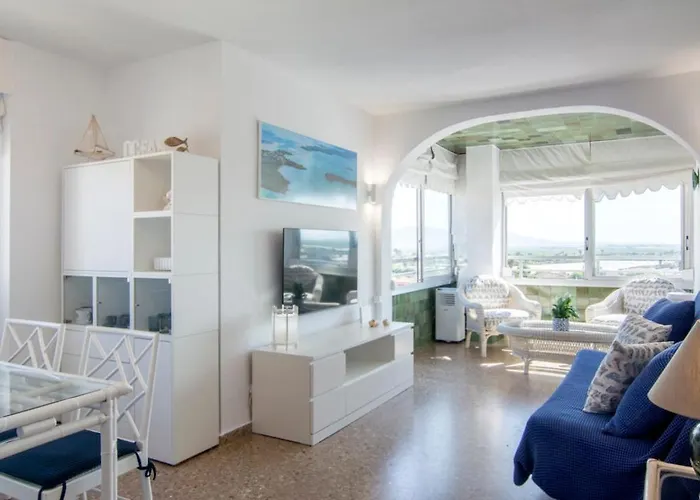 Bright Apartment Steps Away From The Beach