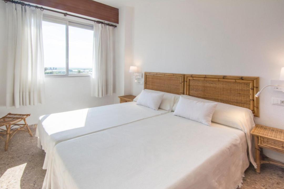 Apartment Bright Steps Away From The Mareny Blau